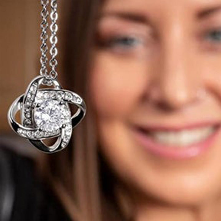 Regalo para hija: collar con nudo de amor