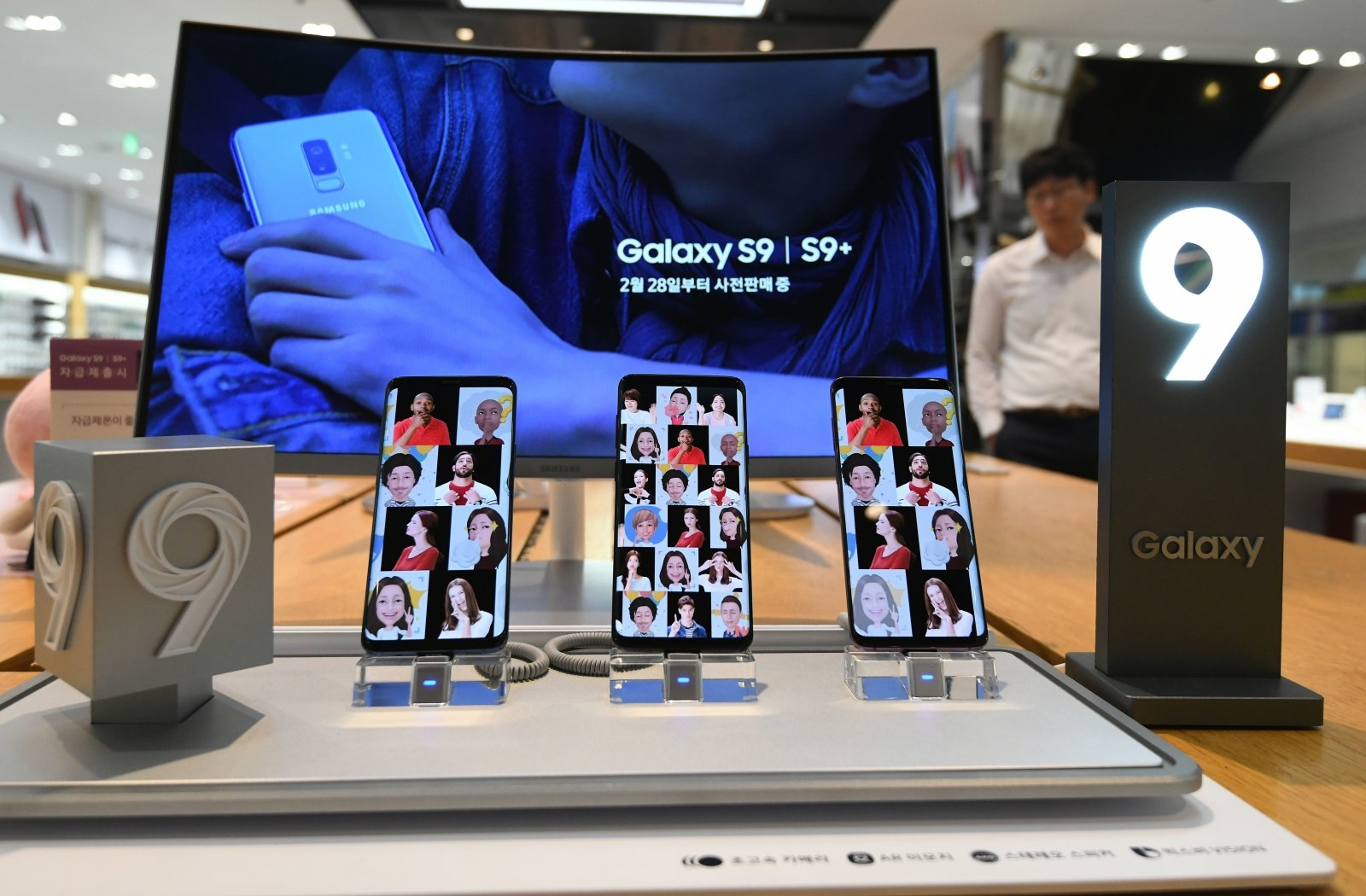 Samsung looks to foldable OLEDs as phone sales slow down